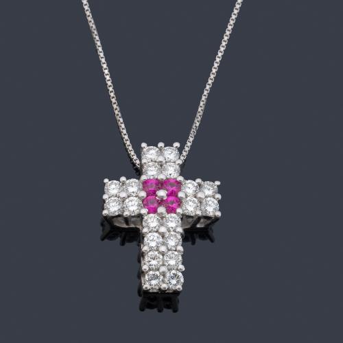 Cruz con brillantes de aprox. 0,80 ct y cuatro rubíes sintéticos al centro.