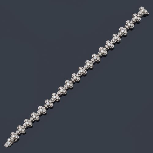 Pulsera con diseño floral con brillantes de aprox. 4,40 ct en total.