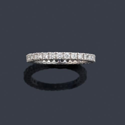 Alianza completa con brillantes de aprox. 0,88 ct en total. Certificado HRD.