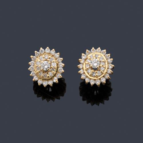  Pendientes con diseño de rosetón con brillantes de aprox. 0,65 ct en total.