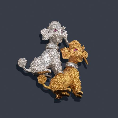 Broche con pareja de perritos realizados en oro blanco y amarillo de 18K, con brillantes y cuatro rubíes.
