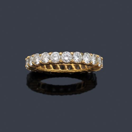 Alianza completa de brillantes de aprox. 3,66 ct en total.