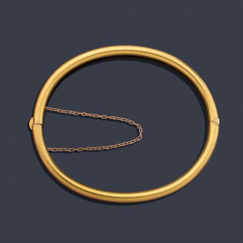 Pulsera rígida de caña completa en oro amarillo de 18K.