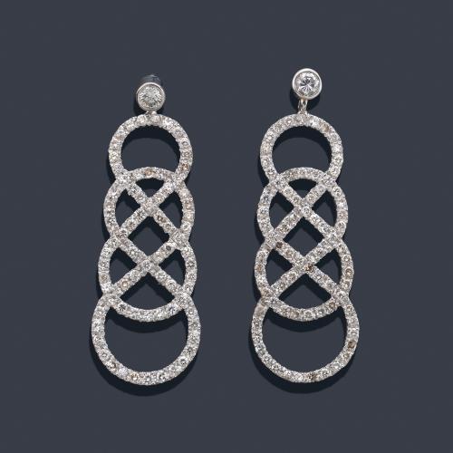 Pendientes largos con diseño circular con brillantes de aprox. 0,98 ct en total.