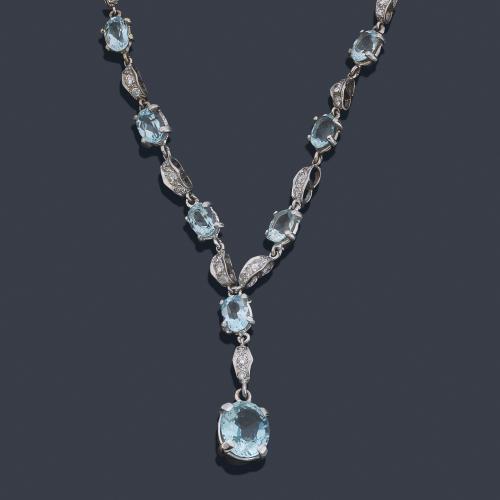 Collar largo con aguamarinas talla oval de aprox. 20,55 ct en total y brillantes de aprox. 2,90 ct en total.