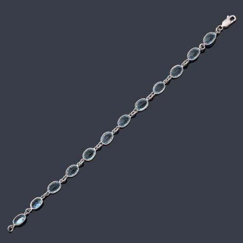 Pulsera con aguamarinas talla oval en montura de oro blanco de 18K.
