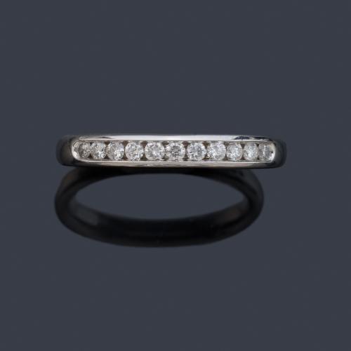 Media alianza con banda de brillantes de aprox. 0,25 ct en total.