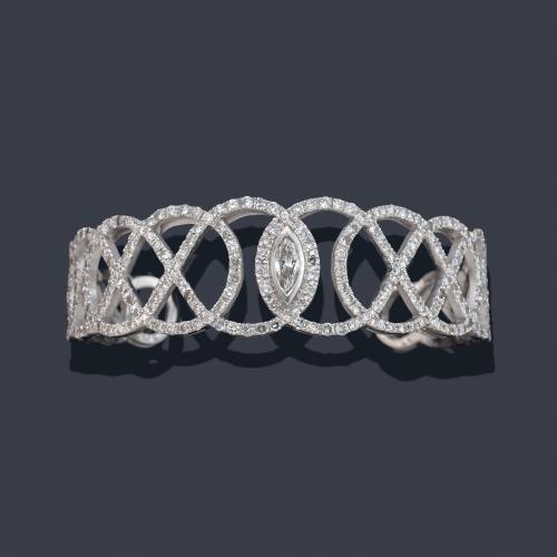 Pulsera rígida con diseño calado y diamantes talla marquís y brillante de aprox. 2,20 ct en total.