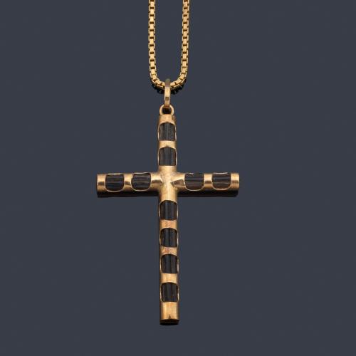 Cadena larga y cruz con decoración de pelo de elefante en montura de oro amarillo de 18K.