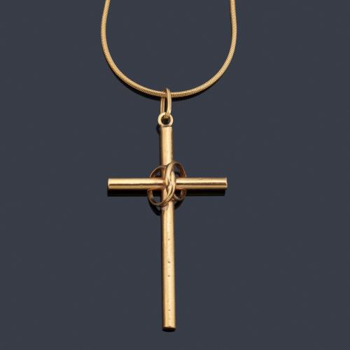 Cadena larga con cruz realizada en oro amarillo de 18K.