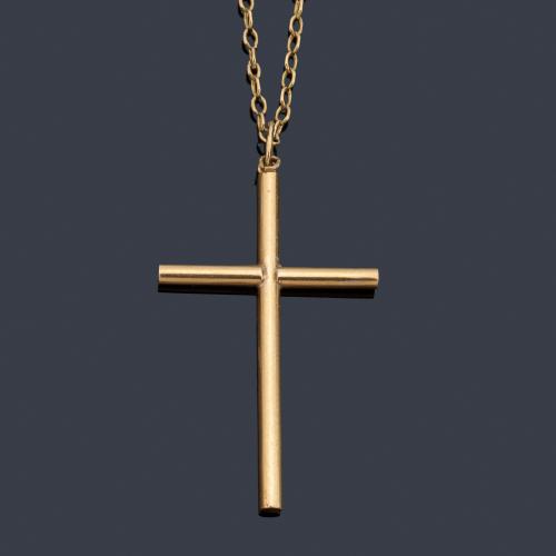 Cadena larga con cruz realizada en oro amarillo de 18K.