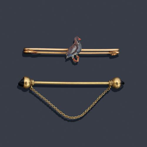 Lote con alfiler de corbata con dos zafiros y broche con motivo de perdiz en esmalte, en montura de oro amarillo de 18K.