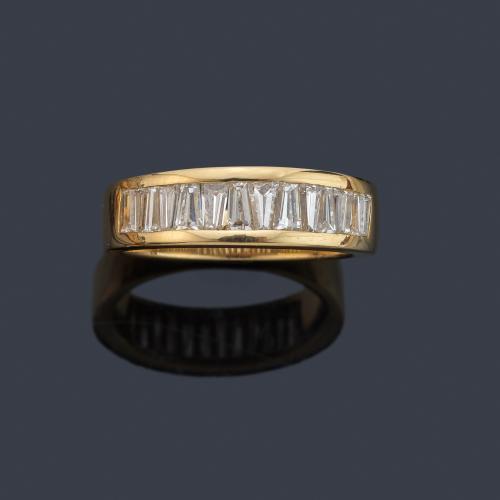 Media alianza con banda de diamantes talla trapecio de aprox. 0,70 ct en total.