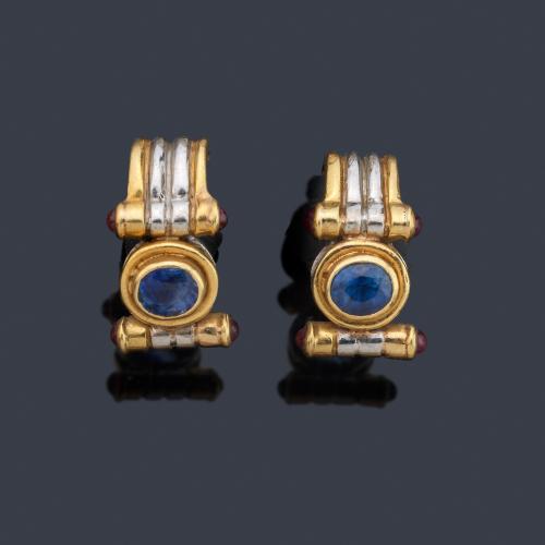 Pendientes cortos con pareja de zafiros talla oval de aprox. 0,70 ct en total, en montura de oro blanco y amarillo de 18K.
