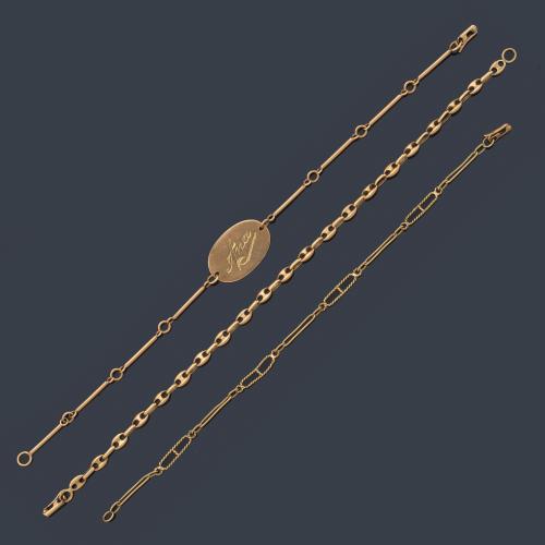 Tres pulseras en oro amarillo de 18K.