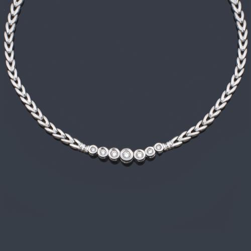 Collar con centro de brillantes en disminución engastados en chatón de aprox. 0,50 ct en total.