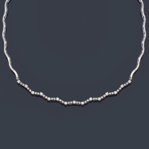 Collar con diseño ondulado y frente de brillantes de aprox. 1,00 ct en total.