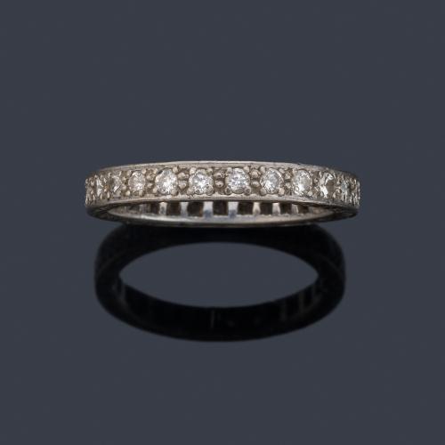  Alianza completa con brillantes en montura de oro blanco de 18K.