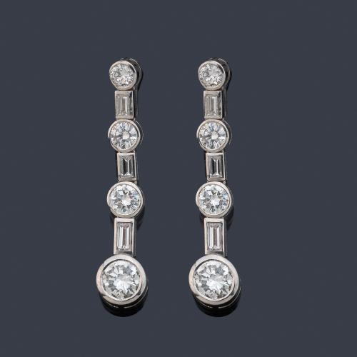 Pendientes largos con diamantes talla baguette y brillante de aprox. 3,00 ct en total.