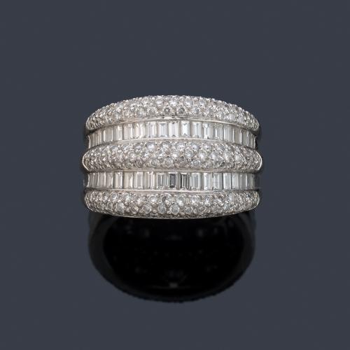 Anillo ancho con bandas de diamantes talla baguette y brillante de aprox. 1,60 ct en total.
