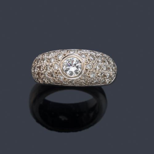 Anillo con brillante central de aprox. 0,40 ct engastado en chatón sobre pavé de brillantes.