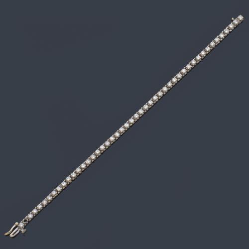Pulsera rivière con banda de brillantes (falta uno) de aprox. 2,30 ct en total.