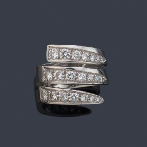 Anillo con tres bandas de brillantes en disminución de aprox. 0,85 ct en total.