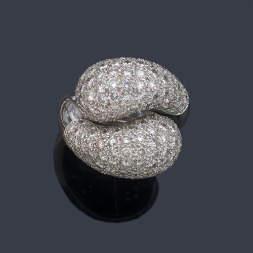 Anillo con dos brazos contrapeados con pavé de brillantes de aprox. 1,70 ct en total.