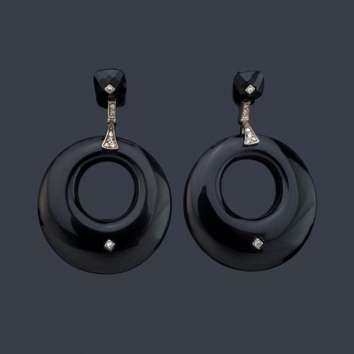 Pendientes largos con dos piezas de ónix, cuerpo superior facetada e inferior con diseño circular, enriquecido con diamantes.