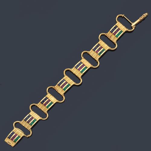 Pulsera con eslabones en forma de plaquitas con bandas de esmeraldas, zafiros y rubíes calibrados.