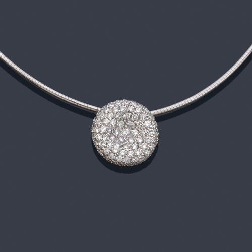  Collar con motivo circular en pavé de brillantes de aprox. 1,40 ct en total.