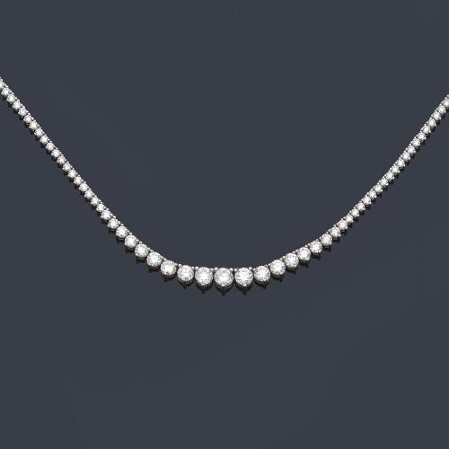 Collar rivière con brillantes en disminución de aprox. 10,28 ct en total.