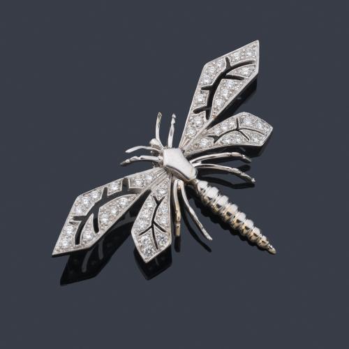  Colgante con diseño de libélula con diseño calado y brillantes de aprox. 0,60 ct en total.