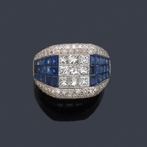 Anillo tipo sello con zafiros calibrados y diamantes talla princesa en engaste invisible.