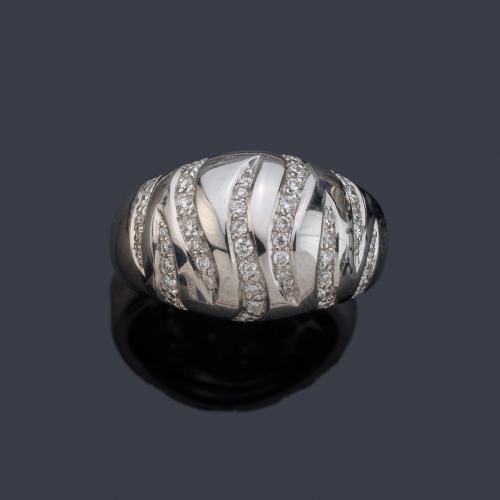  Anillo bombé con bandas curvadas de brillantes de aprox. 0,80 ct en total.