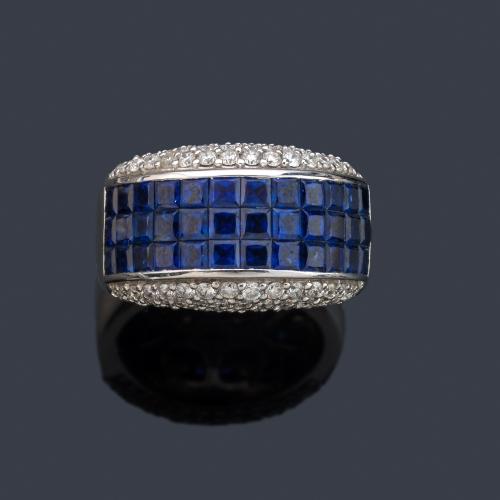  Anillo con pavé de zafiros calibrados de aprox. 2,88 ct en total con pavé de brillantes en ambos lados.