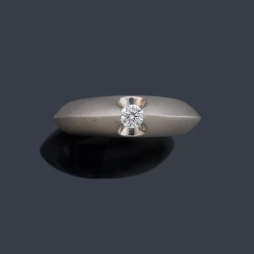  Anillo con brillante de aprox. 0,15 ct engastado 'en tensión'.
