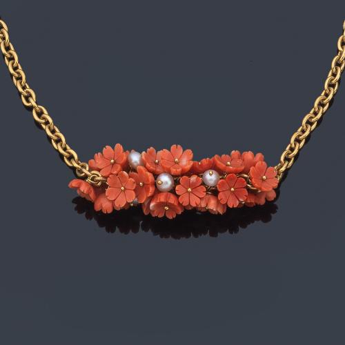 Collar con motivo central floral realizado con coral tallado intercalado con perlas.