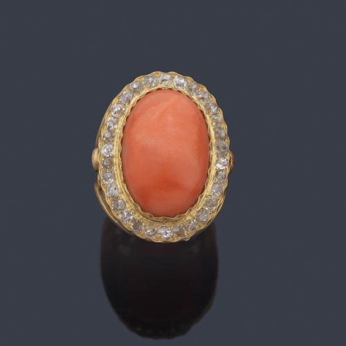  Anillo con gran cabujón de coral con orla de diamantes talla antigua de aprox. 0,90 ct en total.