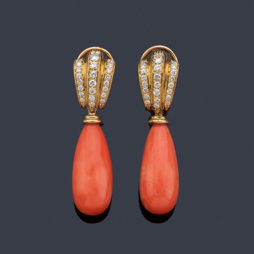  Pendientes largos con bandas de brillantes y remate con chupón de coral.