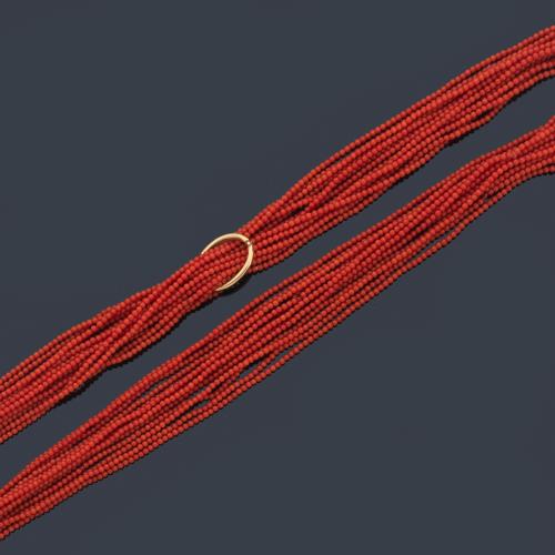 Collar largo con 14 hilos con pequeñas cuentas de coral rojo con cierre ovalado en oro amarillo de 18K.