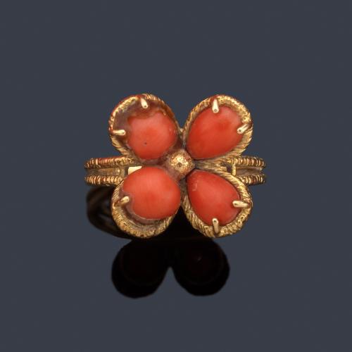  Anillo con diseño floral con cuatro corales en montura de oro amarillo de 18K.