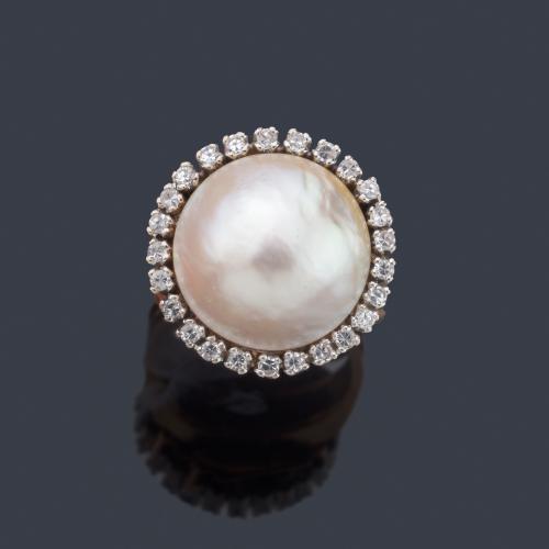 Anillo con perla Mabe con orla de diamantes talla 8/8 en montura en montura de oro amarillo de 18K.