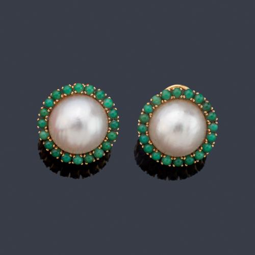 Pendientes cortos con pareja de perlas Mabe y orla de turquesas. Años '70.