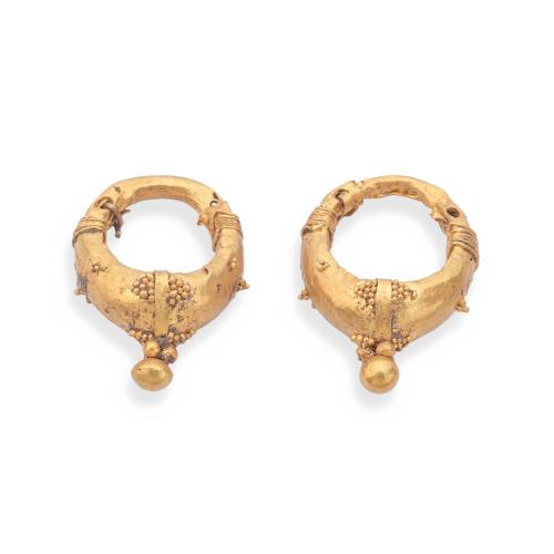 Pendientes con diseño de argolla en época del Imperio Romano, con motivos de esferillas, en montura de oro amarillo de 22K.