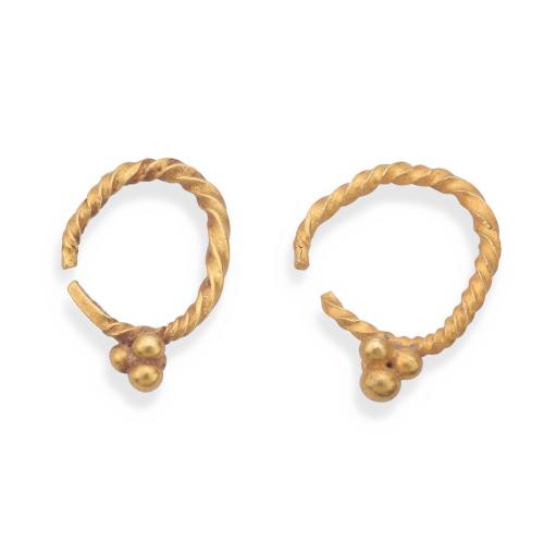 Pendientes época del Imperio Romano S. II, con diseño de aro entorchado con motivos circulares, en montura de oro amarillo de 22K.