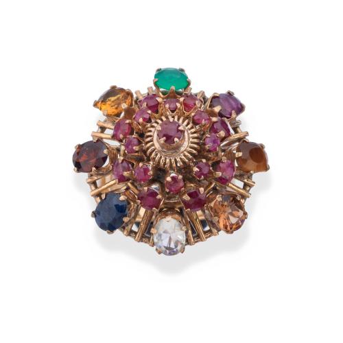 Anillo con diseño de cúpula con rubíes y gemas de color en montura de oro amarillo de 18K.