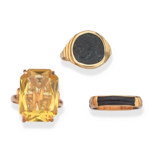 Lote con anillo con cuarzo citrino, con moneda romana antigua y otro con decoración de pelo de elefante, en montura de oro amarillo de 18K.