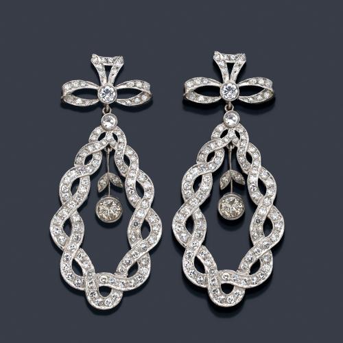 Pendientes largos con banda entrelazada y brillante colgante realizado en platino.