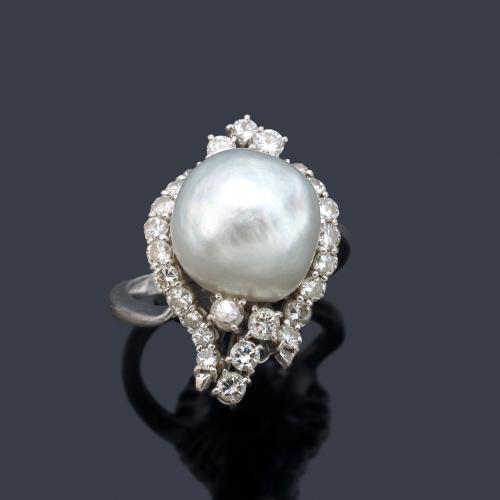 Anillo con perla australiana barroca de aprox. 13,40 mm con orla ondulada de brillantes de aprox. 1,45 ct en total.